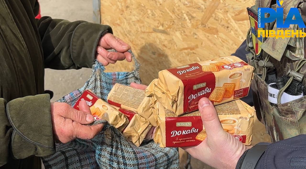 Спасатели два раза в неделю привозят хлеб и продукты. 77